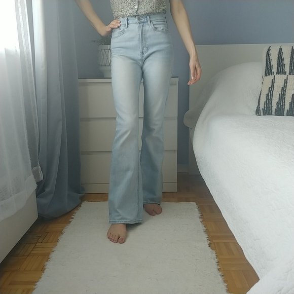 Aritzia Denim - Denim Forum Lightwash Marianne Flare Jean W28